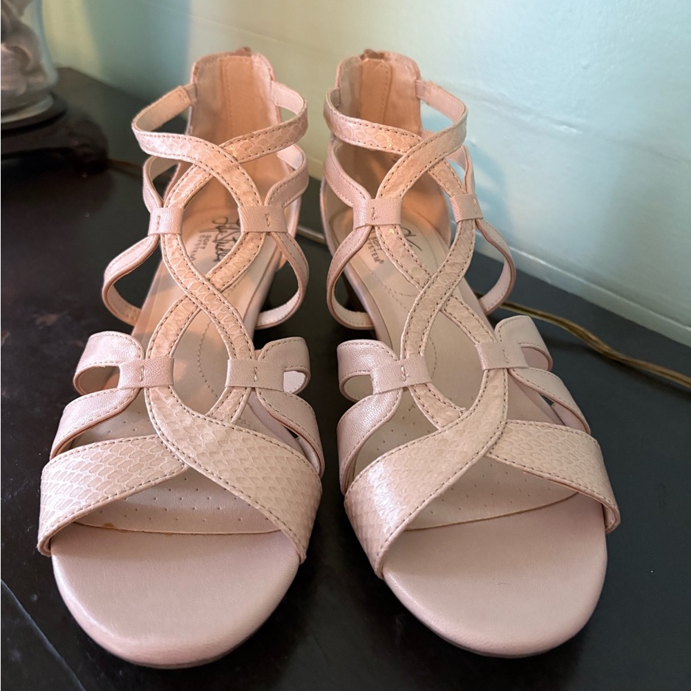 Life Stride light tan Strappy Sandals